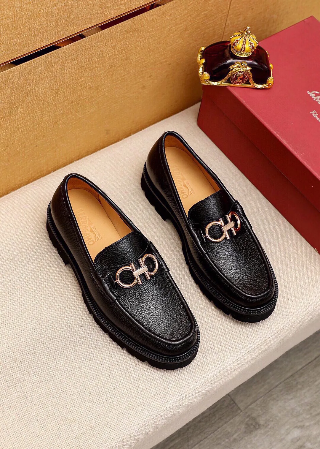 Men's shoes 💰580 💐 Product trademark: Ferragamo "Ferragamo" casual leather shoes Regular size: 38-44 (45.46🉑️customized) Product materials: Selected imported first-layer pebbled cowhide leather upper + luxury hardware buckle, imported water-dyed cowhide leather lining. Strong three-dimensional visual effect, original outsole color: 4⃣️seed leather materials available